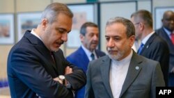 Ministrul iranian de Externe, Abbas Aragchi (dreapta), discută cu omologul turc, Hakan Fidan, în iunie. Iranul a anunțat că va negocia cu țările europene la Istanbul, pe 25 iulie.