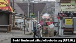 Хасид на вулиці Умані, недалеко від могили цадика Нахмана, під час карантину в місті, 10 квітня 2020 року