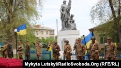 Нацгвардейцы перезахоронили останки воинов Второй мировой войны в селе Маяки под Славянском, 8 мая 2018 года