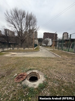 თავახდილი ჭა თსუ-ს სტუდენტური საცხოვრებლის ეზოში.