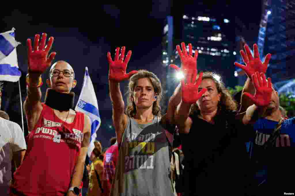 Демонстранты во время акции протеста с требованием освобождения заложников, удерживаемых в Газе с момента нападения ХАМАС на Израиль 7 октября 2023 года, и прекращения войны, в Тель-Авиве, Израиль, 2 августа 2025 года. REUTERS/Ammar Awad