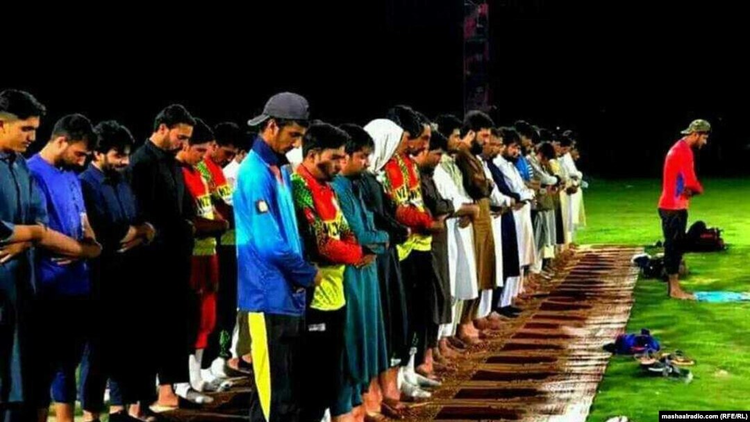 د جلال اباد په کرکټ میدان کې لوبغاړي لمونځ کوي