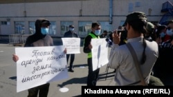 Митинг в Семее за кредитную амнистию и против передачи земель в аренду иностранцам. Восточно-Казахстанская область, 13 сентября 2020 года. 
