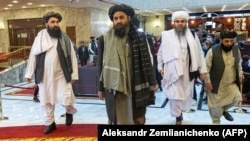 Mullahul Abdul Ghani Baradar (centru) fondator al mișcării talibanilor și alți membri ai delegației talibane venind la conferința internațională pentru Afganistan, Moscova, 18 martie 2021