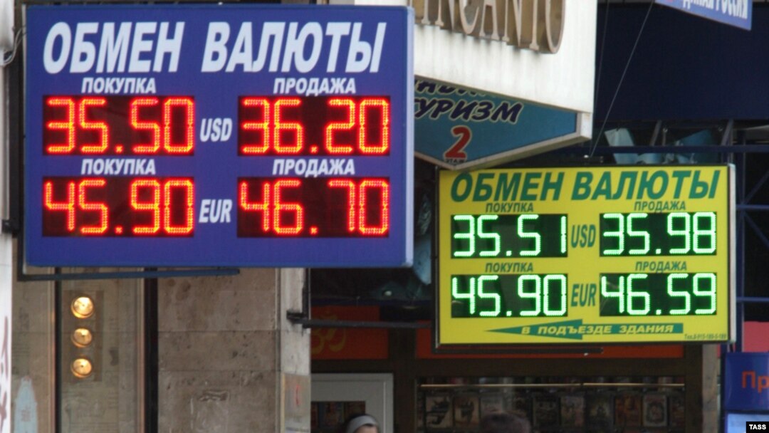На валютной бирже доллар в четверг торговался дешевле 35 рублей 