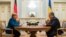 Президент України Петро Порошенко і канцлер Німеччини Анґела Меркель під час зустрічі в Маріїнському палаці, 1 листопада 2018 року