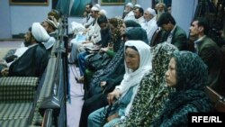 تعدادی از فامیل های که اعضای خانواده های شان توسط سازمان اگسا به قتل رسیده است.