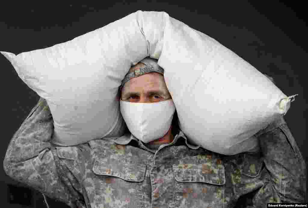 An employee carries a bag of flour at a bakery in the city of Nevinnomyssk in Russia&#39;s Stavropol region on March 27. (Reuters/Eduard Komiyenko)