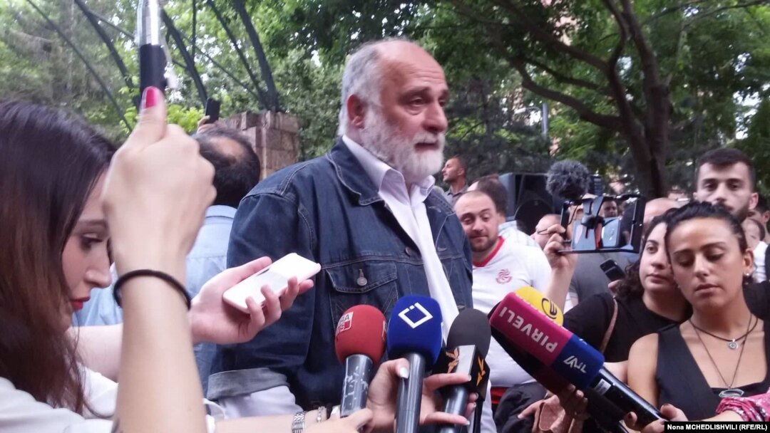 Гурам Палавандишвили выступает перед своими сторонниками, 16 июня 2019 г.