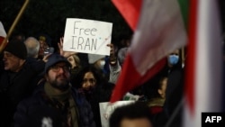 Un protestatar împotriva regimului aflat la putere în Iran ține o pancartă cu mesajul „Iran liber” în timpul unei adunări în fața Ambasadei Iranului, în centrul Londrei, pe 9 ianuarie 2026.
