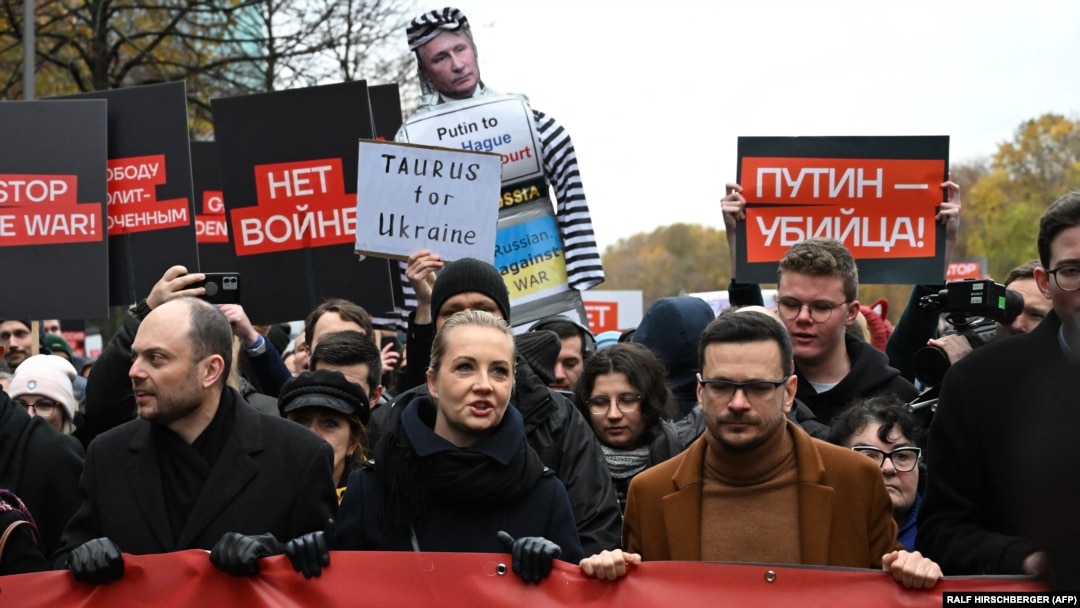 Сугышка каршы йөрештә катнашучы Владимир Кара-Мурза (с), Юлия Навальная һәм Илья Яшин