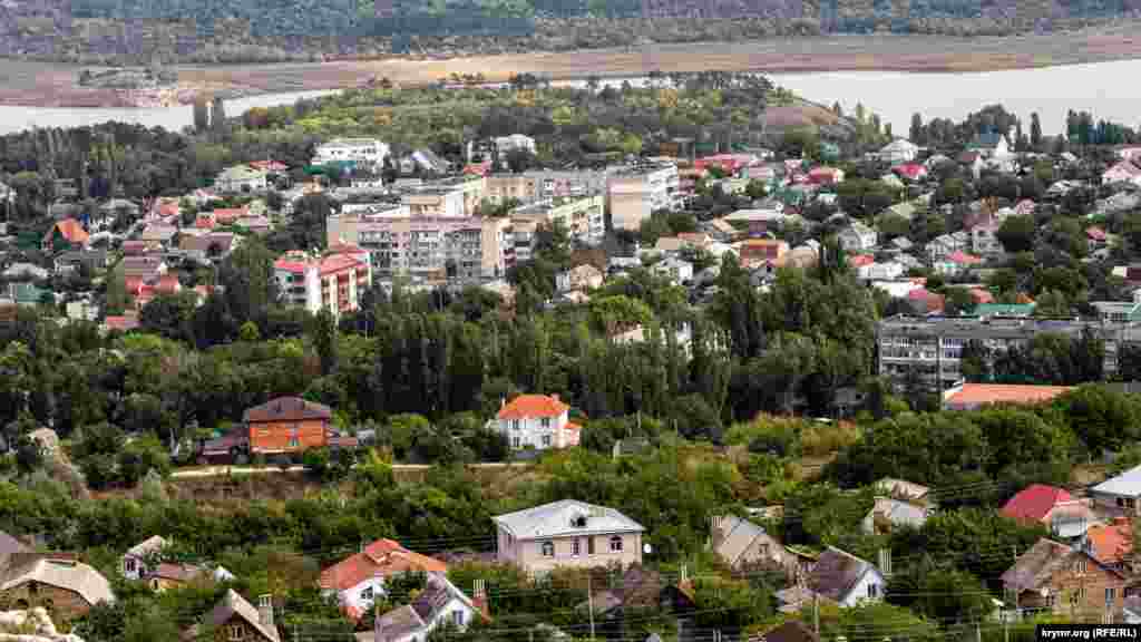 Квартали Мар&#39;їного і Сімферопольське водосховище з висоти плато