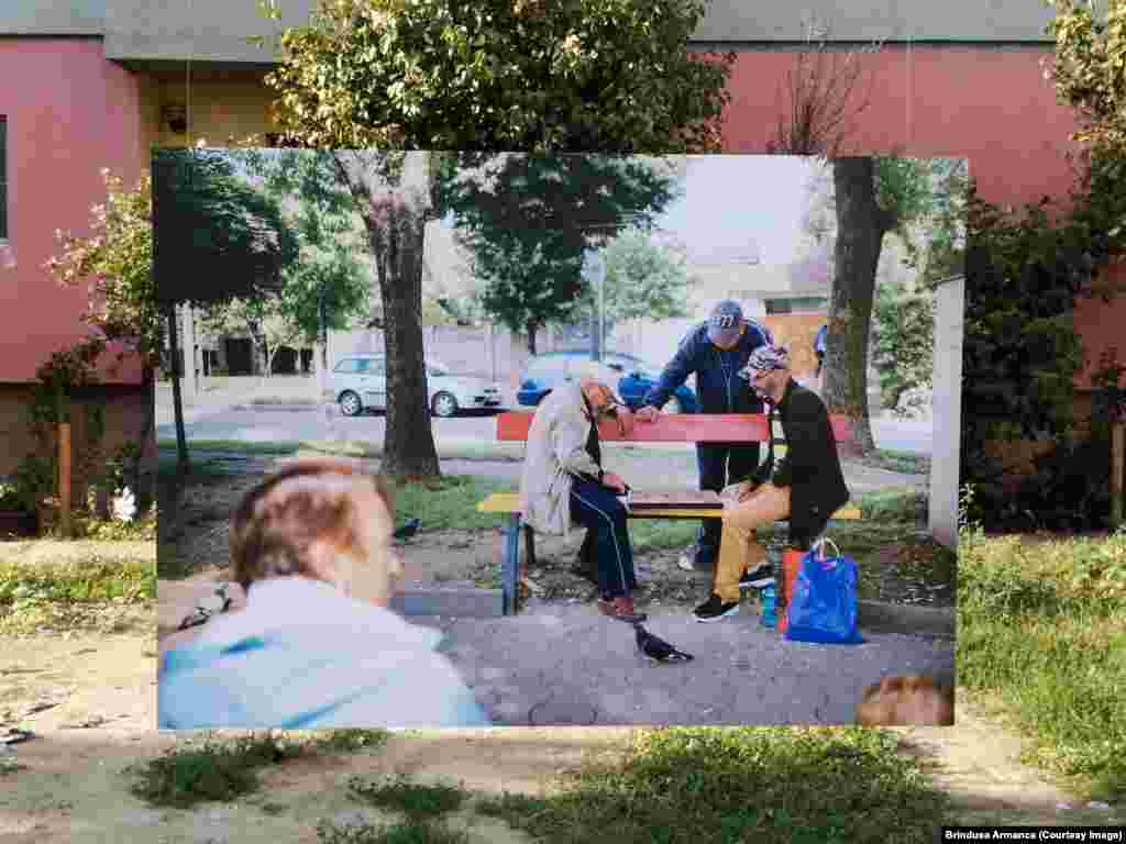 Fotografia din expoziție surprinde locuitori ai cartierului Blașcovici în momente de relaxare