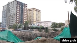 Душанбеде курулуп жаткан көп кабаттуу үйлөр.