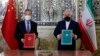 Міністр закордонних справ Ірану Мохаммад Джавад Заріф (праворуч) та його китайський колега Ван І після підписання угоди і іранській столиці. Тегеран, 27 березня 2021 року
