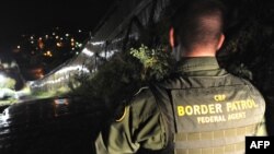 Membru al patrulelor grănicerești americane la frontiera dintre statul american Arizona și Mexic.