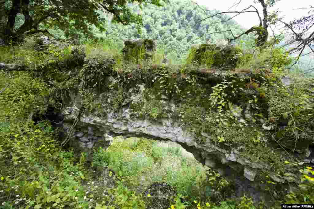 Başqa bir qala. Azərbaycan tarixinin bir dönəminə izini buraxmış Girdiman dövlətinin mərkəzi qalalarından biri - İsmayıllının Talıstan kəndi yaxınlığındakı Girdiman qalası. VII əsrə aid bu qala bir neçə on illikdən sonra özü yox, sadəcə adı Azərbaycan tarixində olacaq. Çünki dağ ətəyində bu şikəst qala sanki son nəfəsini yaşayır. Qala isə dövlət tərəfindən "qorunur".