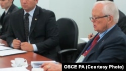 Waldis Liepins (sagda) Türkmenistanyň Senagatçylar we telekeçiler partiýasynyň agzalary bilen duşyşyk mahalynda, 14-nji dekabr, 2013, Aşgabat. 