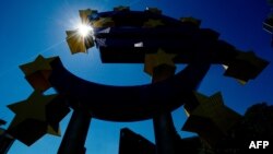 Znak eura ispred Europske centralne banke u Frankfurtu