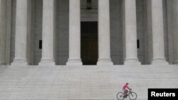 Odlukom Vrhovnog suda guvernerka Federalnih rezervi Liza Kuk za sada ostaje na funkciji