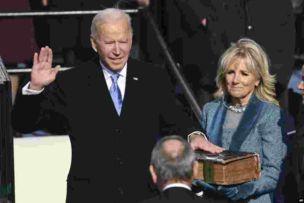 Joe Biden leteszi elnöki esküjét. Ő lett az Egyesült Államok 46. elnöke.