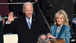 جو بایدن،‌ چهل‌وششمین رئیس جمهوری آمریکا و همسرش،‌ دکتر جیل بایدن حین سوگند یاد کردن در مراسم تحلیف روز اول بهمن