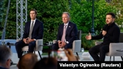 Ուկրաինայի նախագահ Վլադիմիր Զելենսկին, ԱՄՆ նախագահի բանագնացներ Սթիվ Ուիթքոֆն ու Ջարեդ Քուշները մամուլի ասուլիսի ժամանակ, Կիև, Ուկրաինա, 6-ը սեպտեմբերի, 2026 թ.