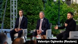 Трамптын атайын өкүлдөрү Стив Уиткофф менен Жаред Кушнер Киевде Зеленский менен маалымат жыйынын өткөрүп жатат. 6-сентябрь, 2026-жыл