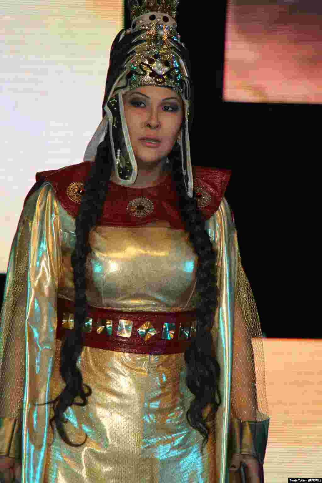 Актриса Мангистауского областного драматического театра Куралай в роли Томирис. Актау, 25 октября 2014 года. 