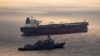 Fotografija koju je američka Centralna komanda objavila 8. maja prikazuje brod USS Rafael Peralta kako provodi pomorsku blokadu protiv tankera za sirovu naftu pod iranskom zastavom.