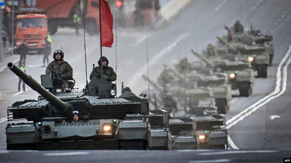 Rusiyanın T-90M tankları Qələbə paradının məşqi zamanı Moskvanın mərkəzindən keçir.
