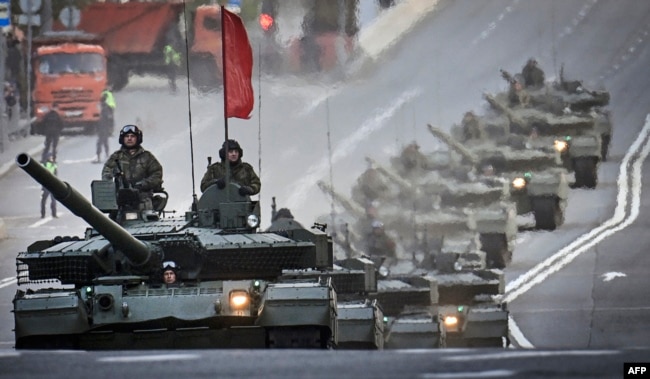 Ushtarët rus me tanket e llojit T-90M gjatë ushtrimeve për paradën ushtarake për Ditën e Fitores. Moskë, 3 maj 2025.
