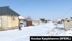 Конушка газ тартылып же суу чыккан эмес. Жергиликтүүлөр сууну коңшу конуштардан ташып келип ичет.