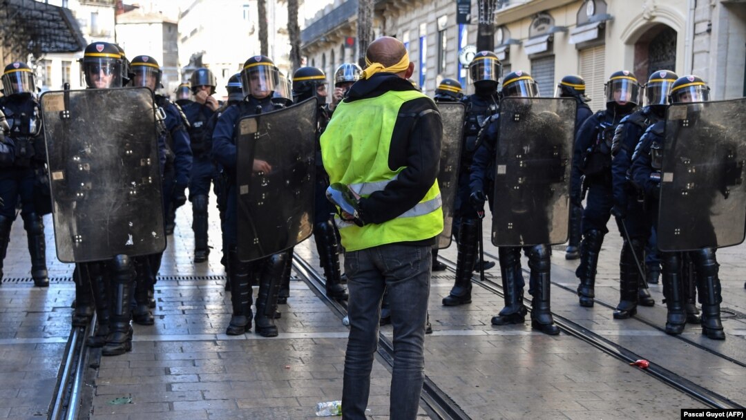 Francuska policija i demonstrant, fotoarhiv