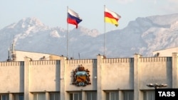 Флаги России и Северной Осетии над мэрией Владикавказа. Иллюстративная фотография