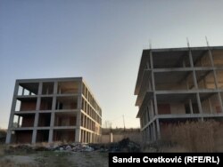 Iako je Vlada Srbije još 2018. godine najavila da će izdvojiti sredstva za izgradnju bolnice u Gračanici, do toga još uvek nije došlo (na fotografiji nedovršeni objekti bolnice u Gračanici)