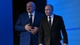 Уладзімір Пуцін і Аляксандар Лукашэнка на патрыятычным форуме ў расейскім горадзе Валгаградзе 29 красавіка 2025 года