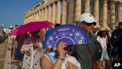 Turistët në Akropol gjatë temperaturave të larta. 25 korrik 2025. 