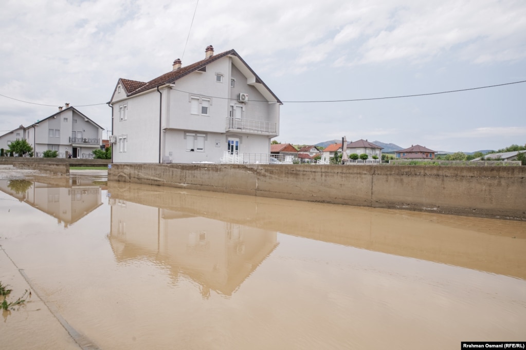 Një rrugë e përmbytur plotësisht nga uji pas shiut të rrëmbyeshëm të hënën herët në Rahovec, 27 korrik 2026.Këto vërshime vijnë pas përmbytjeve të janarit në shumicën e komunave të Kosovës, ku ishin shkaktuar dëme të mëdha në prona private dhe infrastrukturë publike.