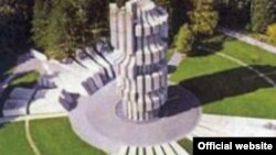 Mrakovica, spomenik žrtvama NOB-a na Kozari, izgrađen 1972. godine prema projektu Dušana Džamonje.