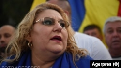 Diana Șoșoacă i-a gonit pe poliștii care veniseră să îi dea o amendă pentru că s-a filmat în cabina de vot la primul tur al alegerilor prezidențiale. 