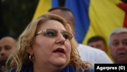 Diana Șoșoaca și apropiații acesteia, între care și unul dintre influencerii implicați în campania electorală a lui Călin Georgescu au agresat o echipă de jurnaliști.