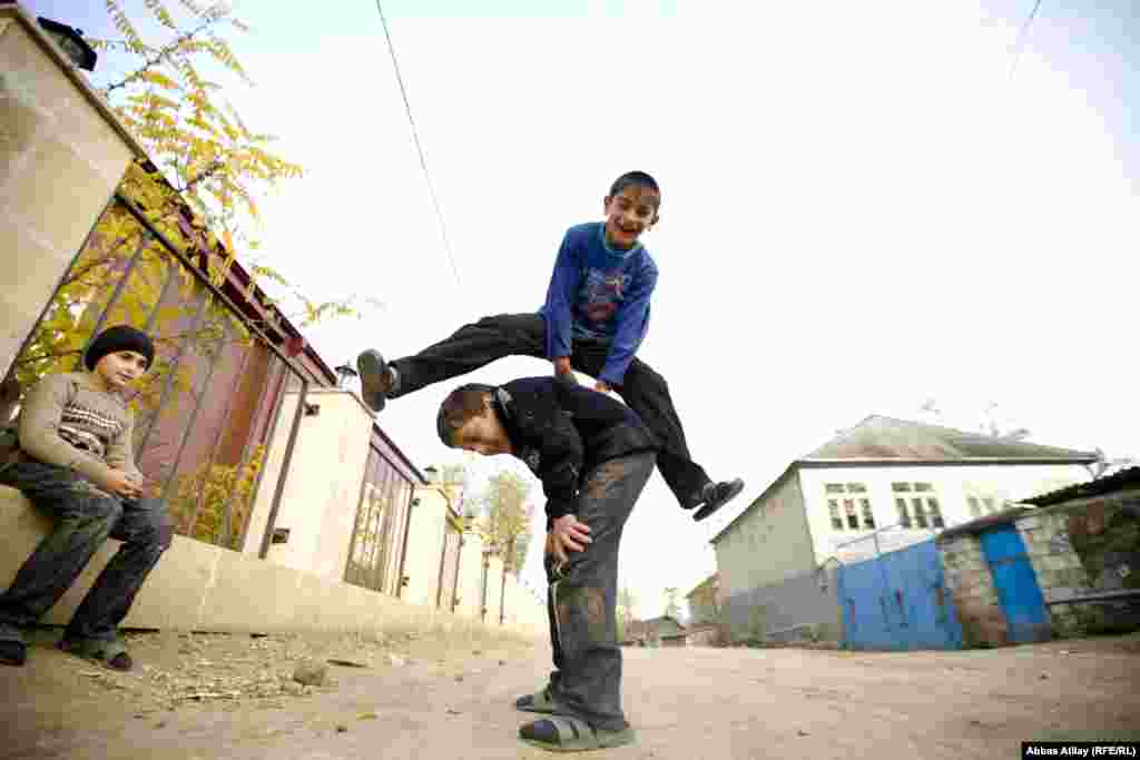 Kənddə Ənzəli oynayan uşaqlar.