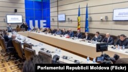 Deputați ai fracțiunii Partidului Socialiștilor, la consultările cu premierul desemnat, Alexandru Munteanu.