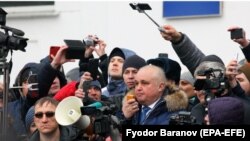 Сергей Цивилёв на стихийном митинге после пожара в "Зимней вишне"