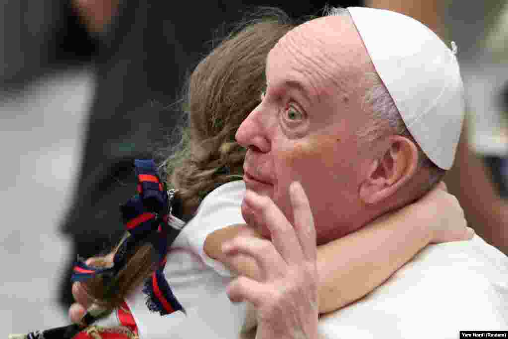 Egy kislány öleli meg Ferenc pápát a heti audiencián a Vatikánban szeptember 22-én
