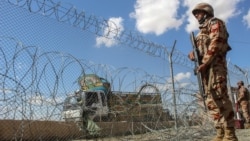 د پاکستان امنیتي سرتېري له چمن سره نېږدې پر ډېورنډ کرښه پهره کوي - د مارچ ۱۹مې انځور. 