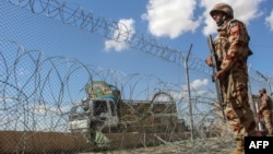 د پاکستان امنیتي سرتېري له چمن سره نېږدې پر ډېورنډ کرښه پهره کوي - د مارچ ۱۹مې انځور. 