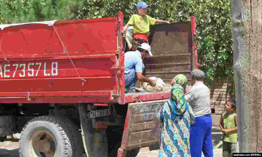 Children work on a farm truck in Turkmenistan&#39;s Lebap region.