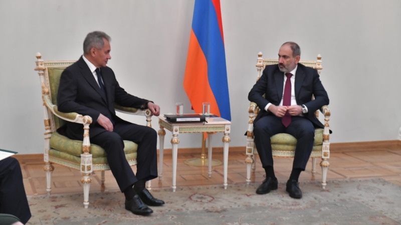 Премьер-министр Армении провел встречу с министром обороны России